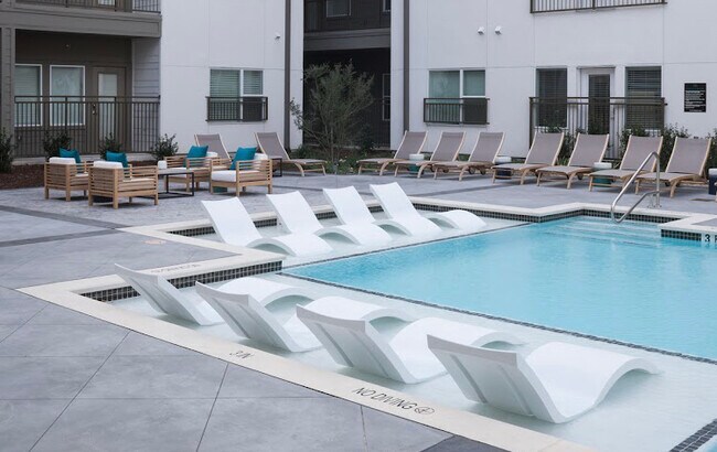 Building Photo - 2000 N Garrett Ave