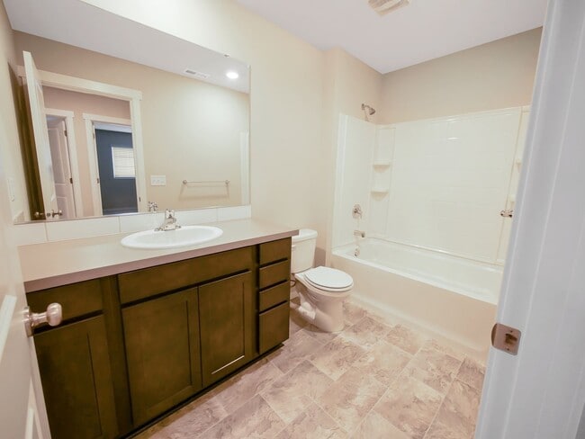 Building Photo - 4 Bed and 2.5 Bath Stunning Single-family ...