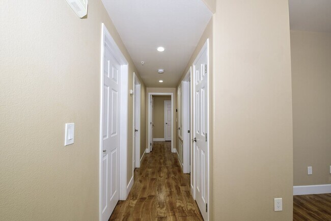 Building Photo - 1Attached Car Garage | 2Bed | 2Bath