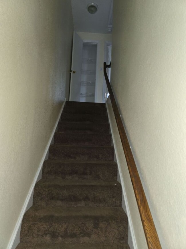 Building Photo - Charming 2 bedroom, 1.5 bathroom, 2 story ...