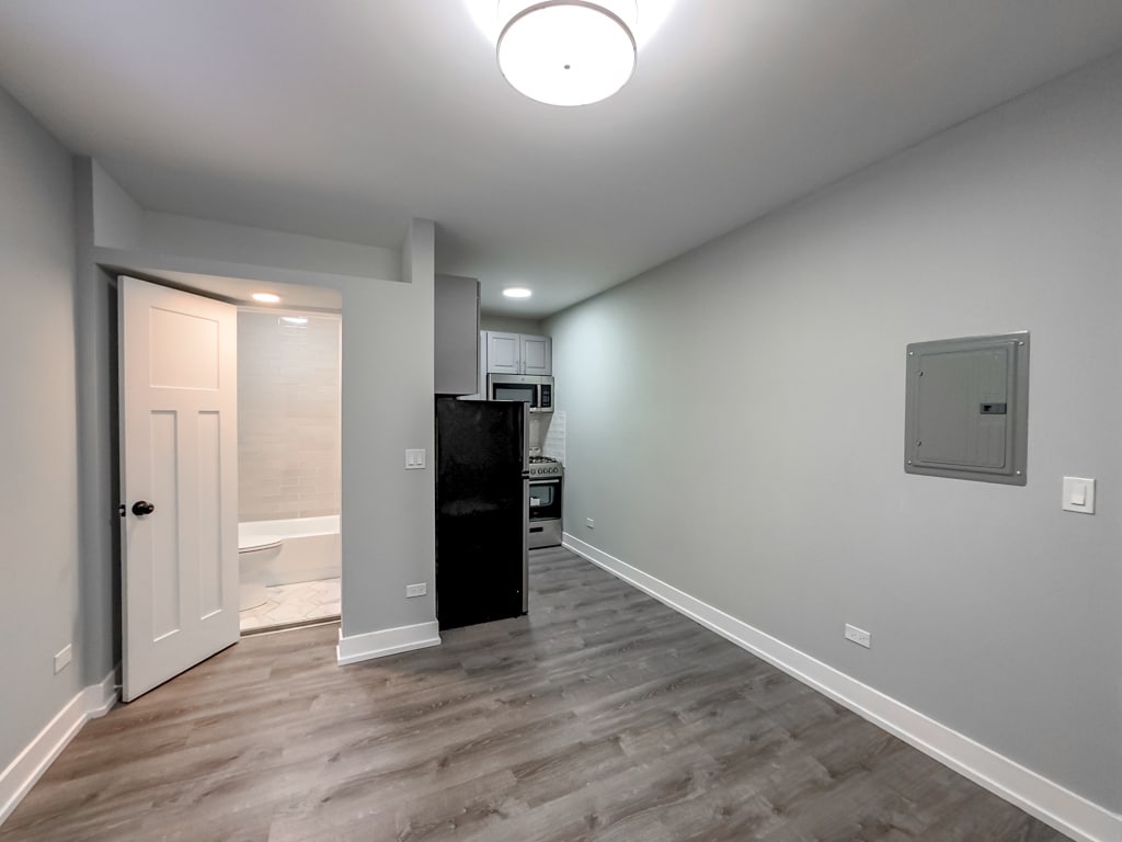 Building Photo - 510 W Belmont Ave