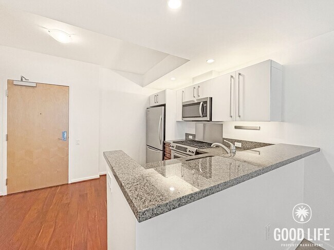 Building Photo - Beautiful 1B/1BA Condo in Downtown Near Petco Park W/ Views, A/C, W/D, Balcony, Rooftop Deck & Gym!