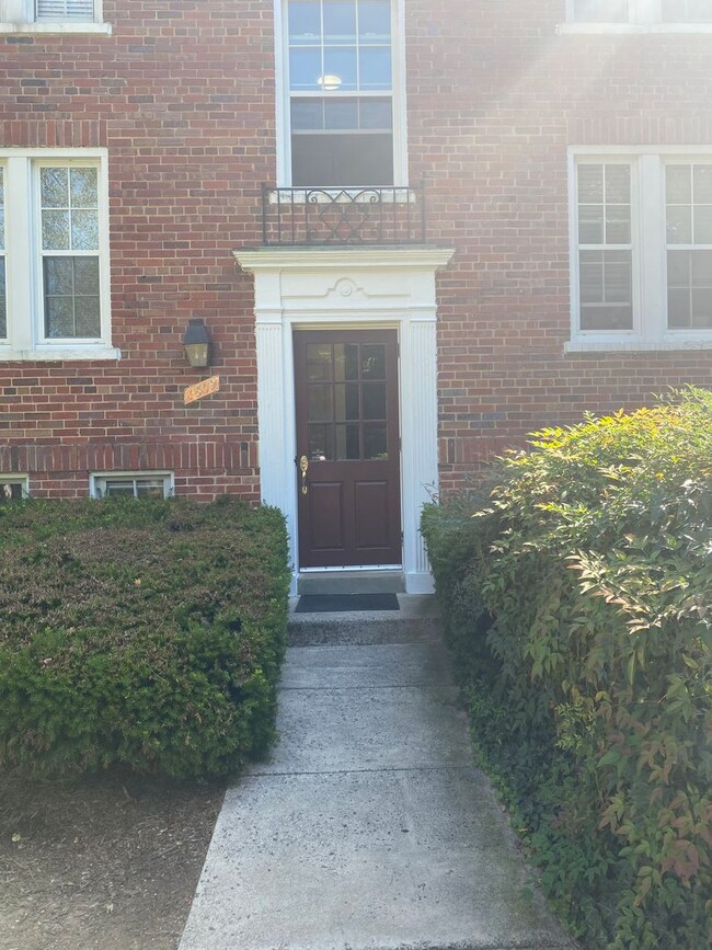 Building Photo - UPDATED 1 BEDROOM IN ARLINGTONS COLONIAL V...