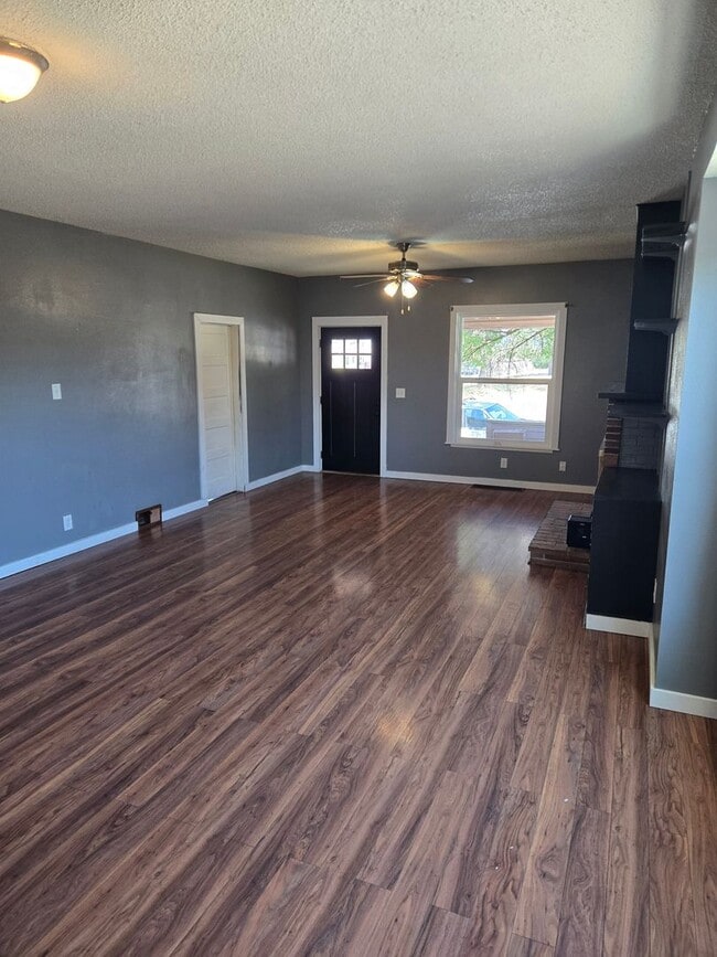 Building Photo - Cozy Eastgate Home