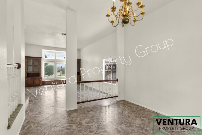 Building Photo - Spacious 4-Bed, 3-Bath Gem in Camarillo Heights