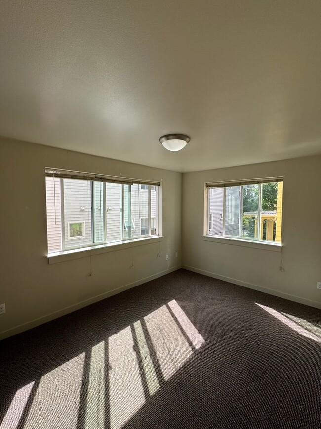 Building Photo - Spacious 9-Bedroom Home in Seattle’s Unive...