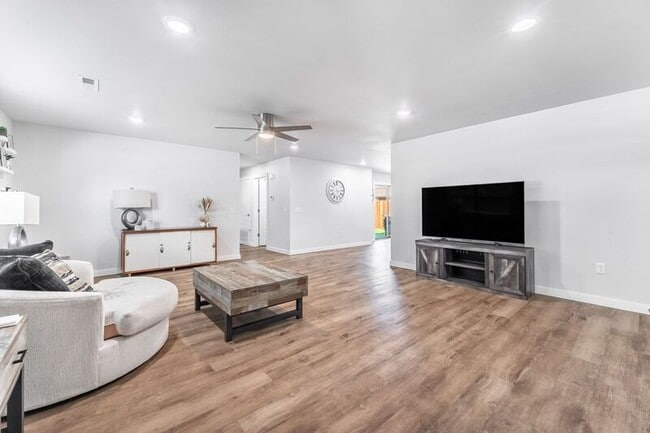 Building Photo - 1906 SE Taylor St