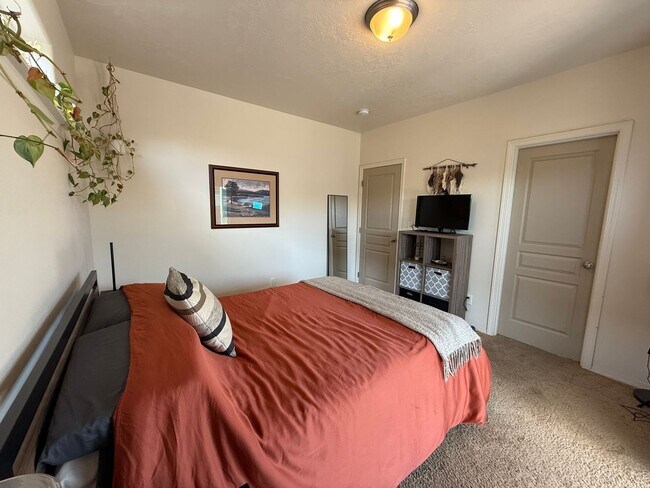 Building Photo - CHECK OUT THIS BEAUTIFUL HOME IN MAPLE MEADOWS!!