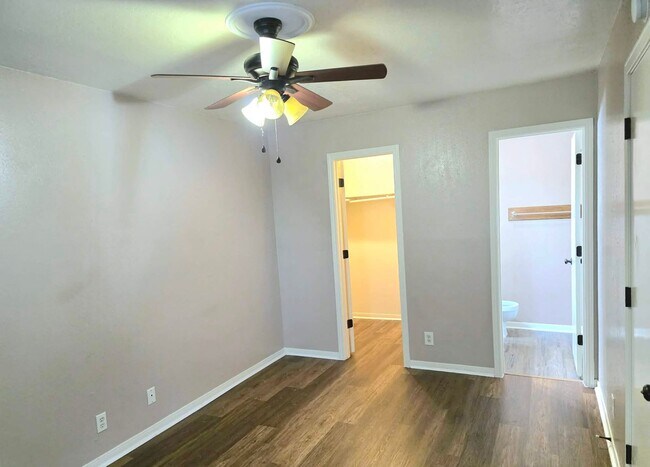 Building Photo - Move In Special $500.00 Security Deposit