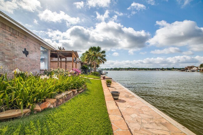 Building Photo - 13661 Lakeside Pl Dr