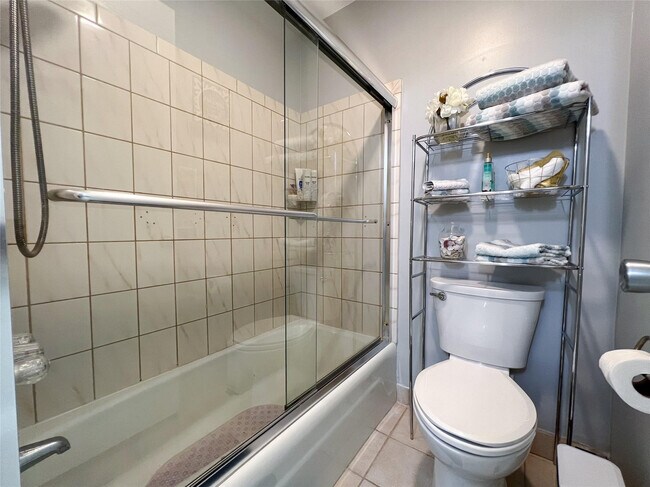 Building Photo - 6239 Bay Club Dr