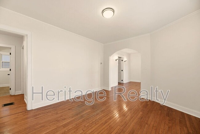 Building Photo - 3820 Sutherland Ave