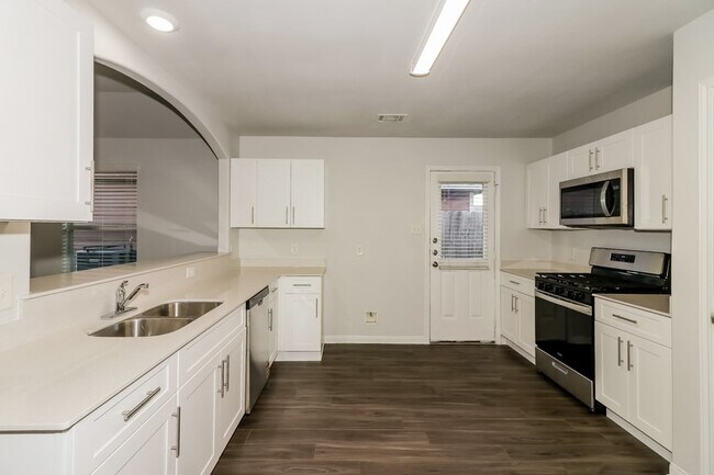 Building Photo - 5462 Plantation Forest Dr