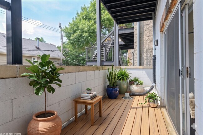 Building Photo - 1872 N Damen Ave