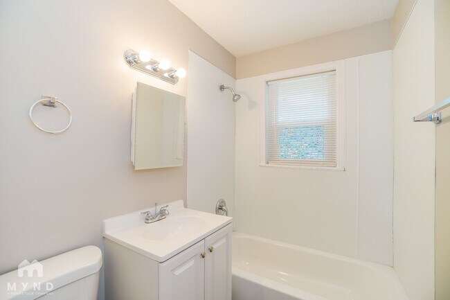 Building Photo - 2389 Hiawatha Park Dr