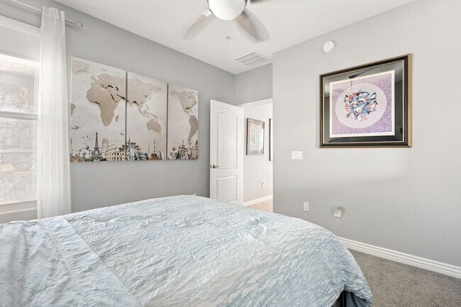 Building Photo - Beautiful condo with mountain views in gated community