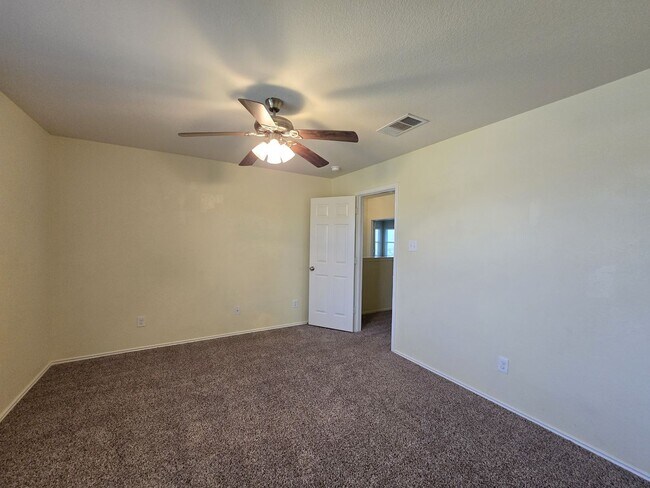 Building Photo - 2405 S Clear Creek Rd