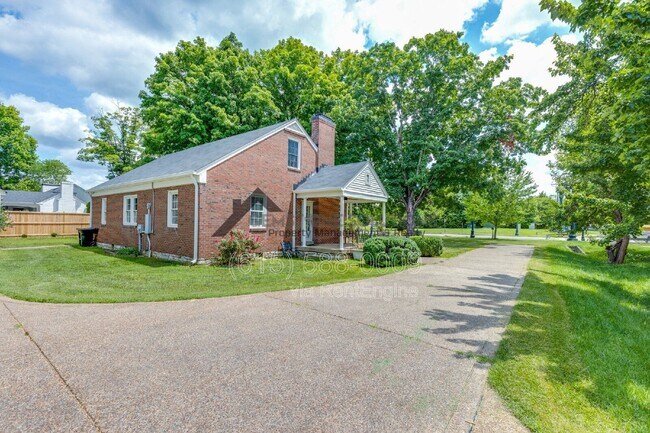 Building Photo - 715 Hillsboro Rd