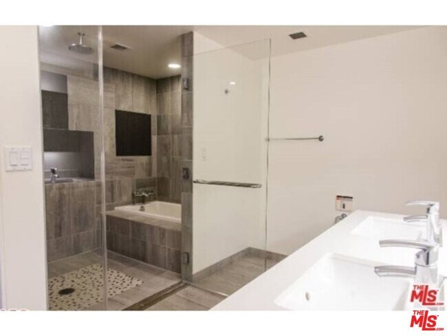 Building Photo - 3785 Wilshire Blvd