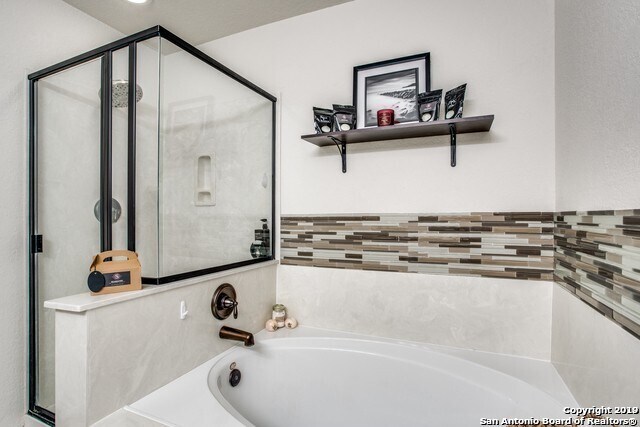 Building Photo - Stone Oak Town Home
