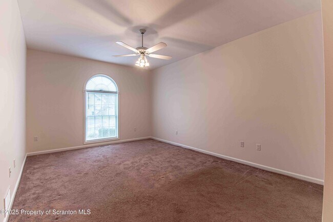 Building Photo - 4013 Pond View Dr