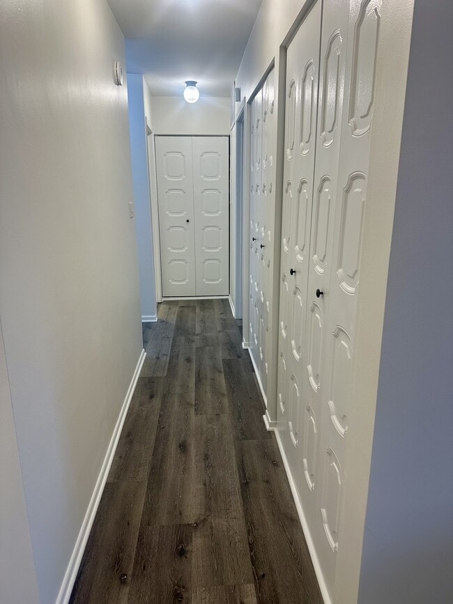 Building Photo - 1629 W Greenleaf Ave