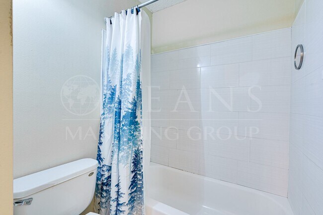 Building Photo - 2 Bedroom Nestled Away in the Heart of Daytona