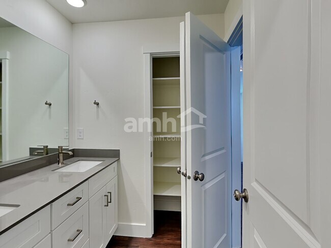 Building Photo - 965 N Rivermist Pl