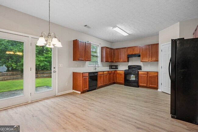 Building Photo - 2040 Village Green Dr