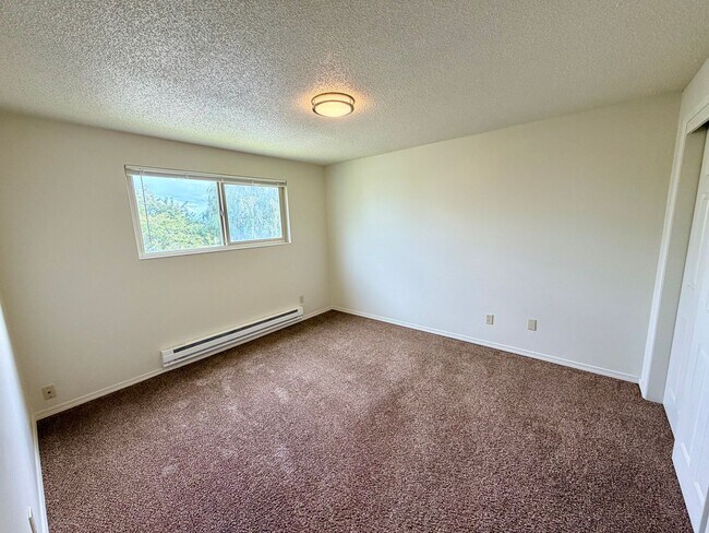 Building Photo - 1mo Free! Updated Top Floor 2-Bed with Was...