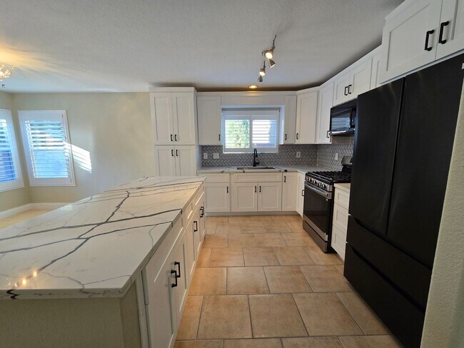 Building Photo - A Fabulous 4 Bedroom Home in Peccole Ranch