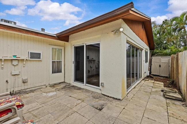 Building Photo - 503 SE 5th Cir