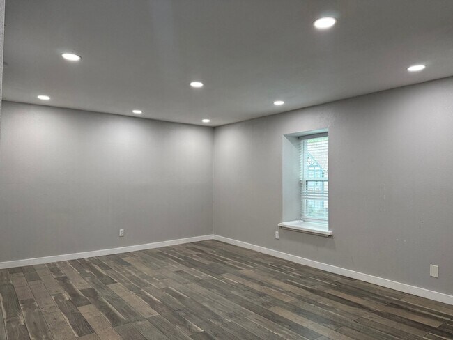 Building Photo - 8299 Kingsbrook Rd