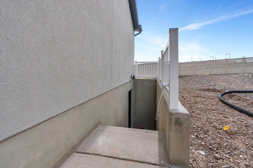 Building Photo - 624 N Hiddleston Dr