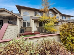 Building Photo - Beautifully Updated Townhome in a Prime Lo...