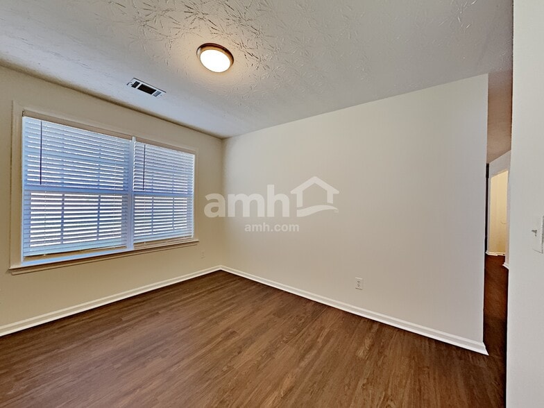 Building Photo - 1959 Johns Pl Ct NE