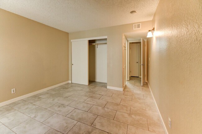 Building Photo - 2125 Sun Ave
