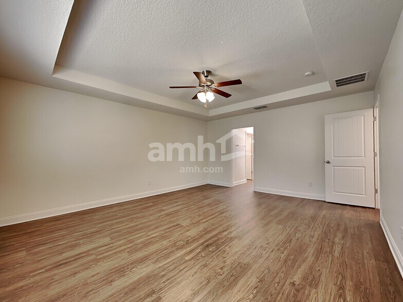 Building Photo - 3120 Creek Village Ln