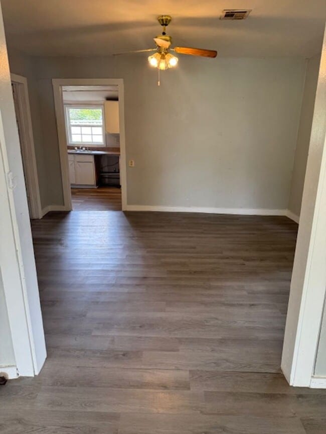 Building Photo - 2 bedroom 1 bath home close to downtown