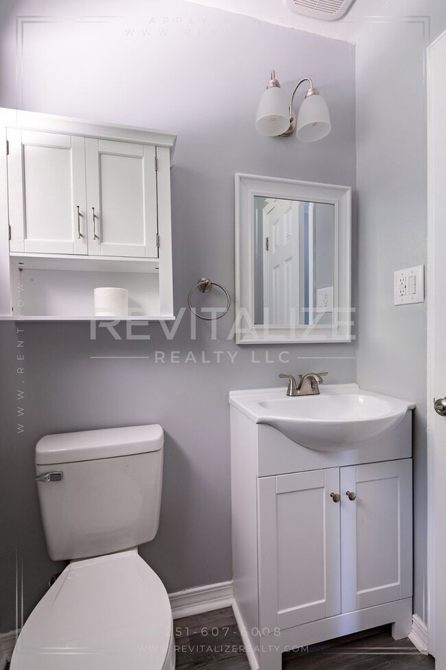 Building Photo - Charming 3-Bedroom Home with Unique Dual E...