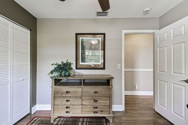 Building Photo - Elevated 3-Bed, 2-Bath, Corner-Lot Gem in the Heart of Palmetto