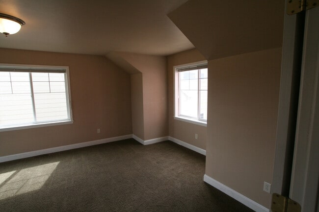 Building Photo - Matheson Way Townhouse