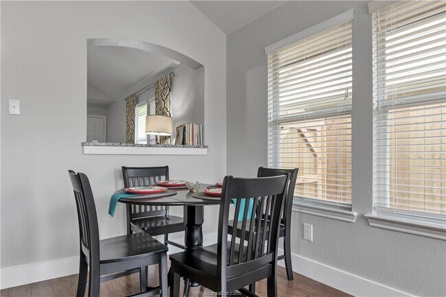 Building Photo - 1031 Fallbrook Loop