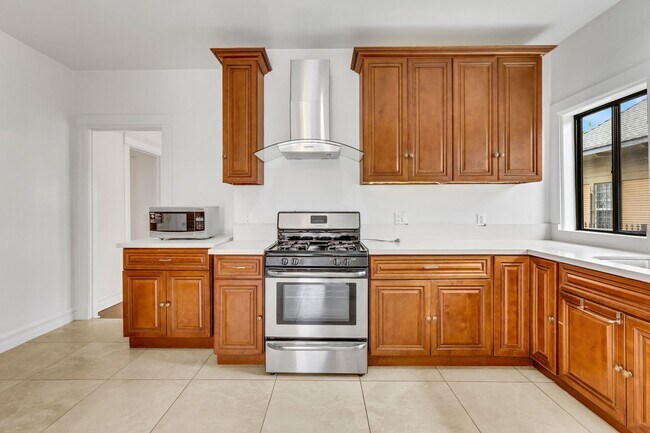 Building Photo - 1492 W 28th St