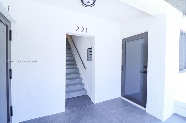 Building Photo - 221 SW 11th Ave