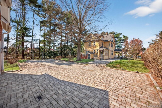 Building Photo - 121 Morris Ave