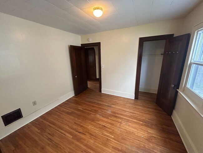 Building Photo - Charming 3-Bedroom Home in Peaceful West Toledo Neighborhood