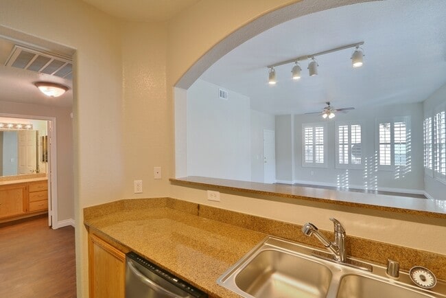 Building Photo - Upgraded Northwest 1 Bedroom Condo with At...