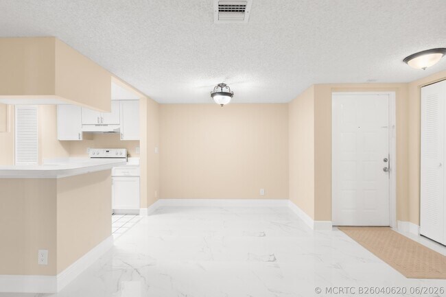 Building Photo - 9855 Westview Dr