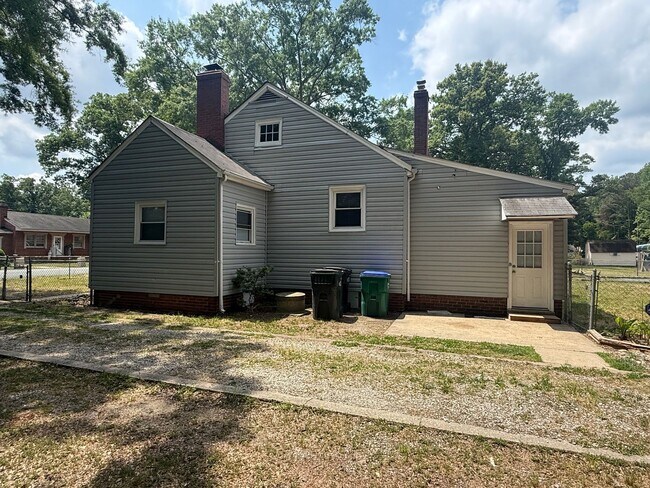 Building Photo - 2-bedroom 1 bathroom Cottage on a large lot with 2 large storage building on site